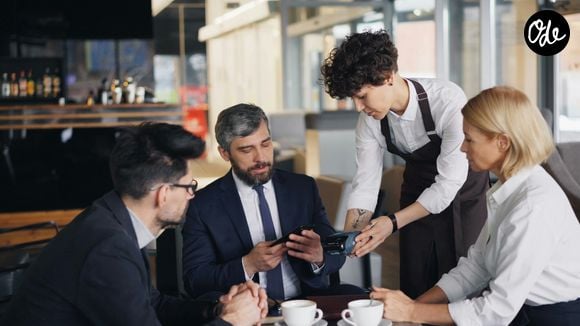 Ce geste peut également refléter des qualités comme l'humilité, le sens des responsabilités et la capacité à collaborer.
