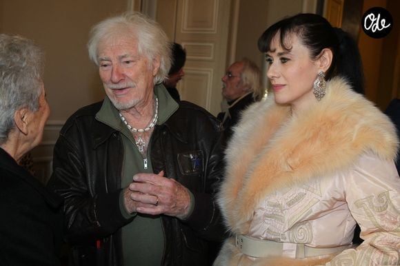 Hugues Aufray et sa femme Murielle - Hugues Aufray reçoit la médaille Grand Vermeil de la ville des mains d'Anne Hidalgo, à l'hôtel de ville de Paris le 18 décembre 2025. © Philippe Baldini/Bestimage