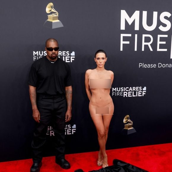 Cette apparition a été vivement critiquée et a suscité l'indignation. 

Kanye West (Ye) et Bianca Censori - Photocall des la 67ème cérémonie des Grammy Awards 2025 à Los Angeles le 2 février 2025. © Broadimage / Bestimage
