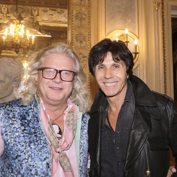 Exclusif - Jean-Luc Lahaye avec sa compagne Paola et Pierre-Jean Chalençon - Soirée "Octobre Rose" au Palais Vivienne organisée par Véronique Koch et pour marraine Fabienne Thibeault à Paris le 16 octobre 2023. © Cédric Perrin/Bestimage