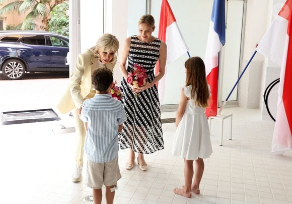Une manière pour elle de promouvoir sa fondation qu'elle aime tant. 

La princesse Charlène de Monaco, Brigitte Macron lors de l'opération Water Safety Day à la piscine du stade Louis II à Monaco le 8 juin 2025.
© Dominique Jacovides / Bestimage