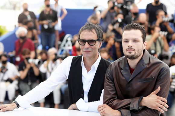 Samuel Benchetrit (réalisateur), Jules Benchetrit (fils de Samuel Benchetrit et Marie Trintignant) au photocall du film Cette musique ne joue pour personne (Cannes première) lors du 74ème festival international du film de Cannes le 10 juillet 2021 © Borde / Jacovides / Moreau / Bestimage  Photocall of the movie Cette musique ne joue pour personne during 74th Cannes Film Festival in Cannes on july 10th 2021