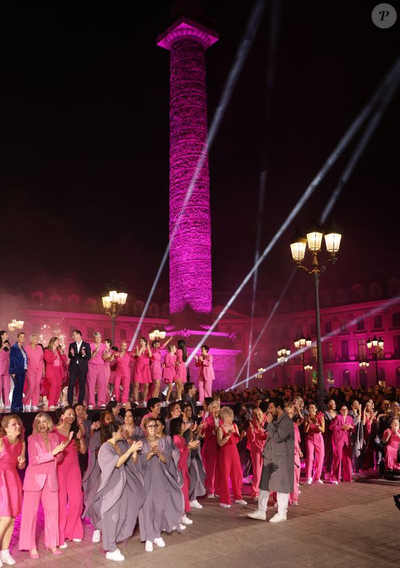 Amir, Evelyne Dhéliat, Claudia Tagbo et Alice Detollenaere - Lancement de la campagne Octobre Rose 2024 sur la Place Vendôme à Paris le 30 septembre 2024, autour d'un spectacle magique et émouvant, mettant en scène des femmes concernées, mis en scène par Amir pour le coup d'envoi de la campagne annuelle de lutte contre les cancers du sein. © Coadic Guirec/Bestimage