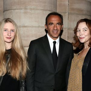 Louise Depardieu, Nikos Aliagas et Elise Ventre-Depardieu à l'nauguration de l'exposition photographique de Nikos Aliagas intitulée "Corps et âmes" à la Conciergerie à Paris le 23 Mars 2016. Crédit Dominique Jacovides / Bestimage