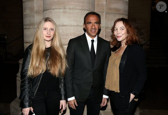 Louise Depardieu, Nikos Aliagas et Elise Ventre-Depardieu à l'nauguration de l'exposition photographique de Nikos Aliagas intitulée "Corps et âmes" à la Conciergerie à Paris le 23 Mars 2016. Crédit Dominique Jacovides / Bestimage