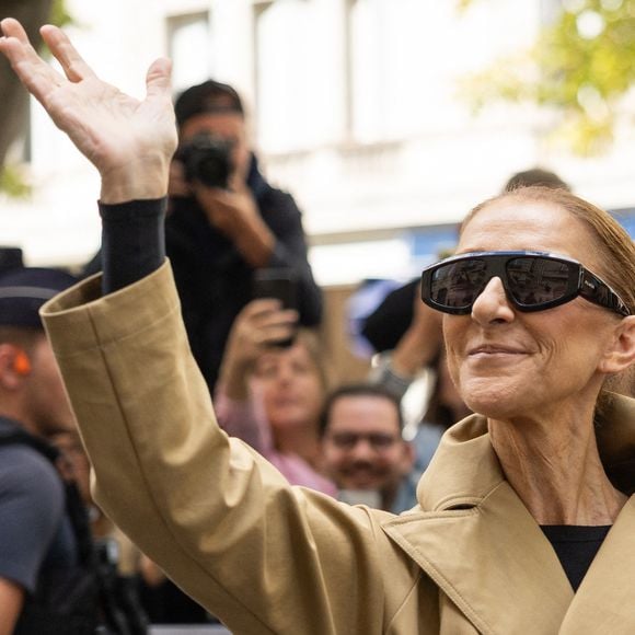 Céline Dion acclamée par ses fans à son arrivée au palace Royal Monceau à Paris, le 28 août 2026. Photo par CYRIL MOREAU / BESTIMAGE