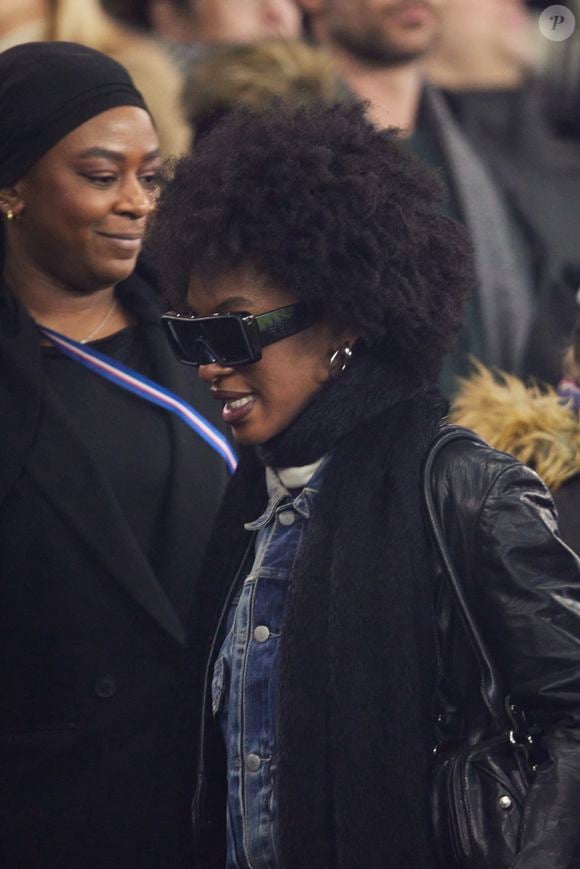 Habillée avec un total look black et portant de grosses lunettes de soleil, celle qui a perdu face à Marine a pu assister à la victoire des Parisiens qui ont dominé leurs adversaires avec un beau score de 4 à 1. 

Ebony (Star Academy 2024) - Célébrités dans les tribunes du match de Ligue 1 McDonald's opposant le Paris Saint-Germain (PSG) à L’AS Monaco (4-1) au Parc des Princes à Paris le 7 février 2024. © Cyril Moreau/Bestimage