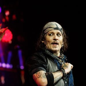 À Paris, Johnny Depp a retrouvé sa guitare et interprété plusieurs morceaux devant un public enthousiaste.

Johnny Depp - Concert du groupe Hollywood Vampires à l'Adidas Arena à Paris le 26 août 2026. © Jasmine Aissaoui / Bestimage
