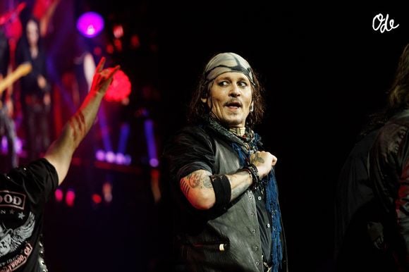 À Paris, Johnny Depp a retrouvé sa guitare et interprété plusieurs morceaux devant un public enthousiaste.

Johnny Depp - Concert du groupe Hollywood Vampires à l'Adidas Arena à Paris le 26 août 2026. © Jasmine Aissaoui / Bestimage