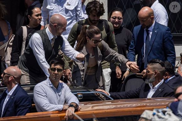 La Reine Rania de Jordanie et Rajwa Al Saif quittent l'hôtel St Regis après le mariage de Jeff Bezos et Lauren Sanchez le 28 juin 2025 à Venise, Italie. Photo par Marco Piovanotto/ABACAPRESS.COM