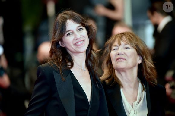 Charlotte Gainsbourg et sa mère Jane Birkin - Montée des marches du film «Jane par Charlotte» lors du 74ème Festival International du Film de Cannes. Le 7 juillet 2021