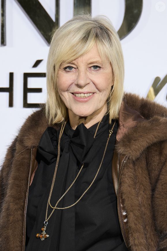 Chantal Ladesou - Première édition des Trophées Madame – Le Grand Dîner dans le cadre prestigieux de l'hôtel Peninsula à Paris le 6 mars 2025. Cet événement d’exception a réuni des figures influentes du monde de la culture, du sport, du luxe et de l’entrepreneuriat, venues célébrer les femmes qui façonnent et inspirent notre époque.
Placée sous le signe de l’excellence, de l’innovation et de l’audace, cette soirée a mis à l’honneur des personnalités féminines remarquables, sélectionnées pour leur impact et leur engagement dans leur domaine respectif.
Le trophée exclusif des « Trophées Madame » a été conçu par l’artiste de street art Leloluce, incarnant la force et la résilience des femmes d’aujourd’hui.
Les lauréates ont été choisies par un comité d’expertes influentes, issues du mouvement Women With Impact et reconnues pour leur discernement et leur engagement en faveur de la promotion des femmes. © Cyril Moreau/Bestimage