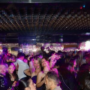 J.Roch a reçu ses amis pour fêter la fermeture de son célèbre club privé, "VIP Room" à Saint-Tropez, après 29 ans d'existence, le 5 avril 2026. Après un dernier week-end de fête, du 3 au 5 avril 2026, le célèbre établissement sera remplacé par le "Lilly's Club".
© Luc Boutria / Nice Matin / Bestimage