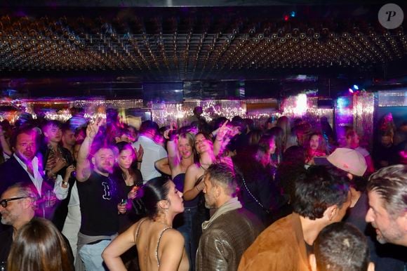 J.Roch a reçu ses amis pour fêter la fermeture de son célèbre club privé, "VIP Room" à Saint-Tropez, après 29 ans d'existence, le 5 avril 2026. Après un dernier week-end de fête, du 3 au 5 avril 2026, le célèbre établissement sera remplacé par le "Lilly's Club".
© Luc Boutria / Nice Matin / Bestimage