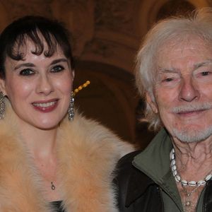 Hugues Aufray et sa femme Murielle - Hugues Aufray reçoit la médaille Grand Vermeil de la ville des mains d'Anne Hidalgo, à l'hôtel de ville de Paris le 18 décembre 2025. © Philippe Baldini/Bestimage