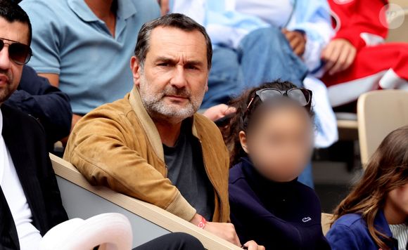 Gilles Lellouche et sa fille Ava dans les tribunes lors des Internationaux de France de Tennis de Roland Garros 2022. Paris, le 5 juin 2022. © Dominique Jacovides/Bestimage