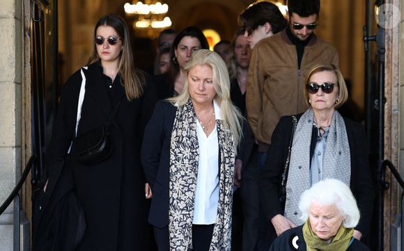Elle était au côté de Marguerite, la fille du regretté présentateur de France Télévisions
L'épouse de Daniel Bilalian, Frédérique Renimel Bilalian et la fille de Daniel Bilalian, Marguerite Bilalian lors de la cérémonie funéraire de Daniel Bilalian à l'église Saint-Pierre de Neuilly-sur-Seine, près de Paris en France le 22 mai 2025. Le journaliste, présentateur de journaux télévisés et animateur de télévision français Daniel Bilalian est décédé le 14 mai 2025 à l'âge de 78 ans. Photo by Firas Abdullah/ABACAPRESS.COM