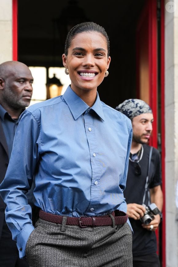Tina Kunakey assiste au défilé Wales Bonner "Collection Homme Prêt-à-Porter Printemps/Eté 2026" lors de la Fashion Week de Paris le 25 juin 2025 à Paris, France.  © Lucia Sabatelli / Bestimage