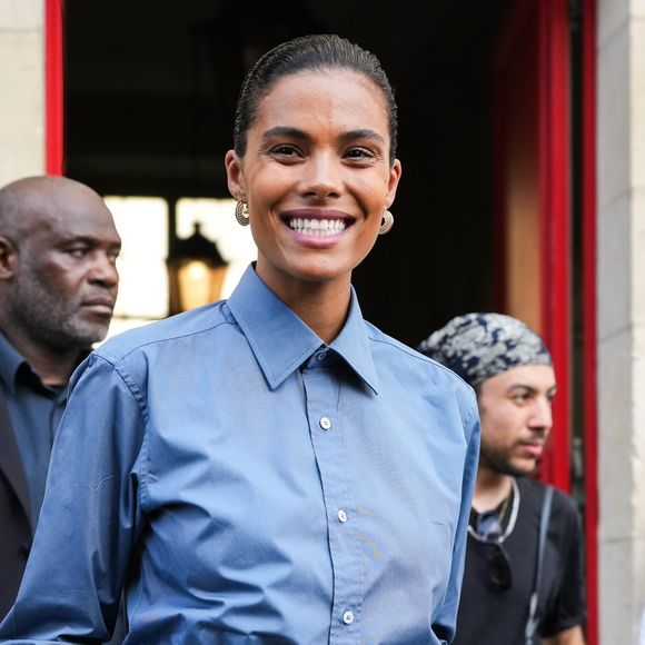 Tina Kunakey assiste au défilé Wales Bonner "Collection Homme Prêt-à-Porter Printemps/Eté 2026" lors de la Fashion Week de Paris le 25 juin 2025 à Paris, France.  © Lucia Sabatelli / Bestimage