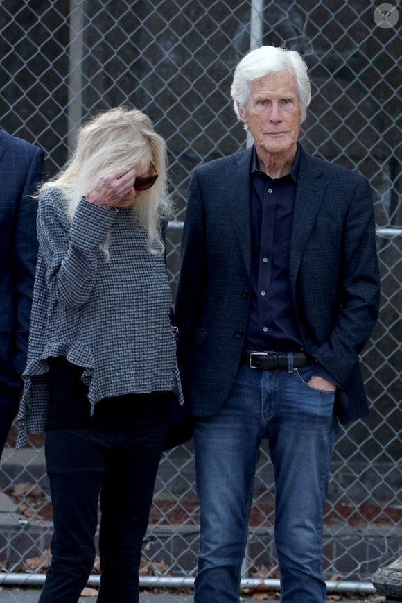 La mère de Matthew Perry, Suzanne Morrison, et son beau-père, Keith, arrivent au tribunal fédéral de Los Angeles (8 avril) avant la condamnation de la "reine de la kétamine", Jasveen Sangha, qui a fourni la kétamine à l'origine de la noyade de Matthew, la star de Friends, en 2024.
Backgrid USA / Bestimage