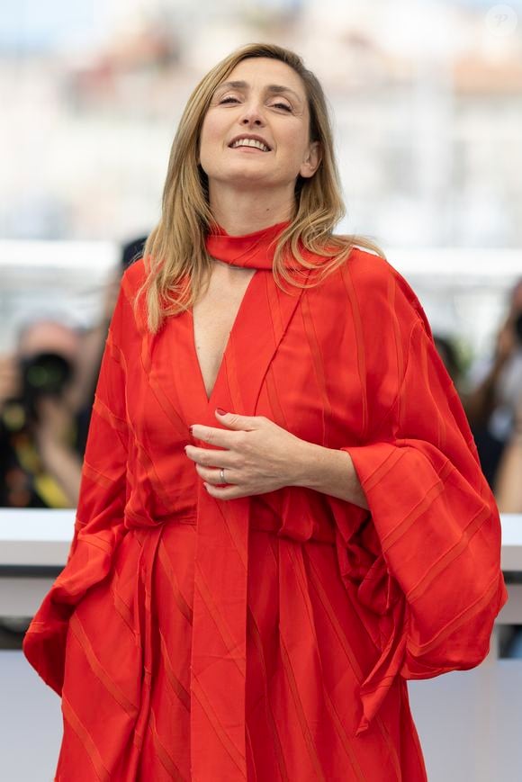 "Non, je ne pense pas que ce soit mon rôle, ma place. Je crois que chacun doit avoir sa vie dans un couple. Chacun doit faire ce qu'il a à faire.

Julie Gayet - Photocall du jury de "L'Oeil d'Or" lors du 78ème Festival International du Film de Cannes, le 23 mai 2025.
© Jacovides/Moreau/Bestimage