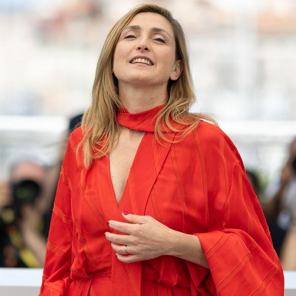 "Non, je ne pense pas que ce soit mon rôle, ma place. Je crois que chacun doit avoir sa vie dans un couple. Chacun doit faire ce qu'il a à faire.

Julie Gayet - Photocall du jury de "L'Oeil d'Or" lors du 78ème Festival International du Film de Cannes, le 23 mai 2025.
© Jacovides/Moreau/Bestimage
