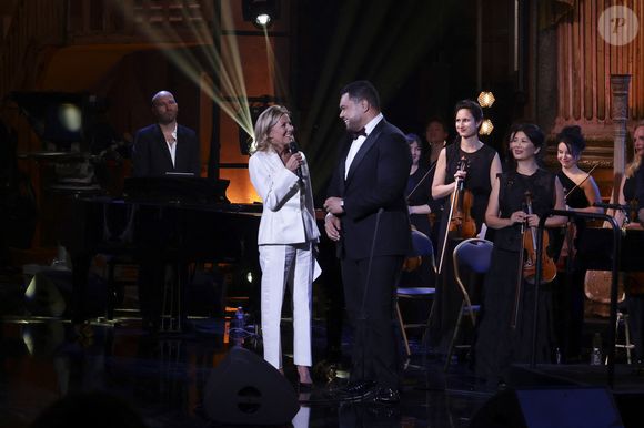Exclusif - Claire Chazal et Pene Pati lors de l'enregistrement de l'émission Le Grand Echiquier - Spécial Claude François présentée par C.Chazal et A.Manoukian et diffusée le 13 janvier sur France, à l'Opéra royal du château de Versailles, accompagné par l'Orchestre de l'Opéra Royal à Versailles, France, le 16 septembre 2025. Jack Tribeca/Bestimage