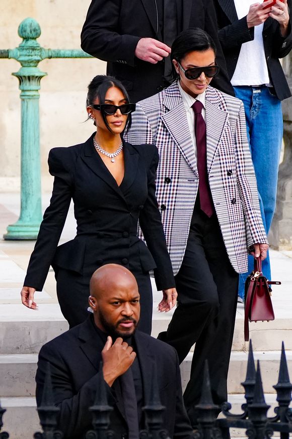 Kim Kardashian s'est dit "satisfaite du verdict"

Kim Kardashian et sa mère Kris Jenner - La star américaine Kim Kardashian à la sortie du procès de la rue tronchet des "Papys braqueurs" au palais de justice de Paris, France, le 13 mai 2025.  © Anne-Sophie GuebeyBestimage