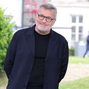 "Je suis la grenouille qui attend que son prince charmant vienne l'embrasser. Malheureusement, je ne peux pas vous offrir de scoop car je ne connais pas encore le nom du prochain... Je ne sais même pas s'il y en aura un. (...) Etre seul ne me dérange pas", a-t-il ajouté.

Laurent Ruquier - Photocall avec l'équipe de l'émission de radio "Les grosses têtes" lors de la 17ème édition du Festival du Film Francophone de Angoulême (FFA). Le 29 août 2024
© Coadic Guirec / Bestimage