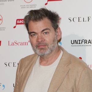 Une formation qui lui en a appris beaucoup sur la vie mais qui lui a fait manqué des fondamentaux : "Quand je suis sorti de là, je savais lire mais pas écrire."

Clovis Cornillac - 32ème cérémonie des Trophées du film français à l'hôtel Intercontinental à Paris le 4 février 2025. © Coadic Guirec/Bestimage