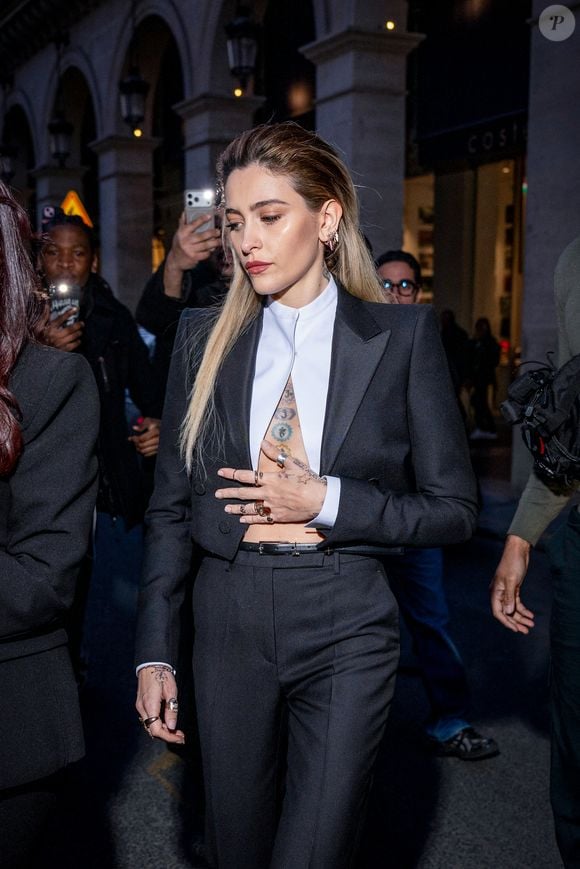 Les 625 000 dollars devront donc être intégralement restitués aux comptes de la succession du Roi de la Pop.

Paris Jackson à la sortie de l'hôtel Costes pour se rendre au défilé Tom Ford lors de la Fashion Week de Paris (PFW), à Paris, France, le 4 mars 2026. 

© Yehiel Chekroune/Bestimage
