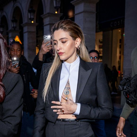 Les 625 000 dollars devront donc être intégralement restitués aux comptes de la succession du Roi de la Pop.

Paris Jackson à la sortie de l'hôtel Costes pour se rendre au défilé Tom Ford lors de la Fashion Week de Paris (PFW), à Paris, France, le 4 mars 2026. 

© Yehiel Chekroune/Bestimage