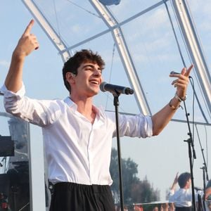 Exclusif - Léon Hesby, le fils de Patrick Bruel, se produit pour la première fois sur scène en France, au festival des Sables-d'Olonne, le 26 juin 2026. En première partie de Marine Delplace, gagnante de la Star Academy (S12), le jeune musicien de 20 ans a chanté un titre en anglais, remportant un franc succès, sous le regard de sa mère, Amanda Sthers. © Noël Carrier / Bestimage