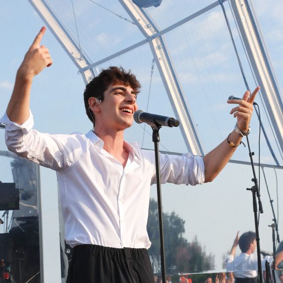 Exclusif - Léon Hesby, le fils de Patrick Bruel, se produit pour la première fois sur scène en France, au festival des Sables-d'Olonne, le 26 juin 2026. En première partie de Marine Delplace, gagnante de la Star Academy (S12), le jeune musicien de 20 ans a chanté un titre en anglais, remportant un franc succès, sous le regard de sa mère, Amanda Sthers. © Noël Carrier / Bestimage