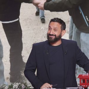Ce vendredi 24 janvier, "Libération" vient de dévoiler un article dans lequel il officialise les rumeurs d'une possible arrivée de celui qui a récemment fait face à un incident dans "Touche pas à mon poste" au sein du groupe M6 détenu par le géant allemand Bertelsmann, contrôlé par la famille Mohn. 

Exclusif - Cyril Hanouna, sur le plateau de de l’émission « TPMP » présentée par C.Hanouna et diffusée en direct sur C8, Paris, France, le 06 décembre 2024. © Jack Tribeca / Bestimage