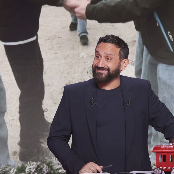 Ce vendredi 24 janvier, "Libération" vient de dévoiler un article dans lequel il officialise les rumeurs d'une possible arrivée de celui qui a récemment fait face à un incident dans "Touche pas à mon poste" au sein du groupe M6 détenu par le géant allemand Bertelsmann, contrôlé par la famille Mohn. 

Exclusif - Cyril Hanouna, sur le plateau de de l’émission « TPMP » présentée par C.Hanouna et diffusée en direct sur C8, Paris, France, le 06 décembre 2024. © Jack Tribeca / Bestimage