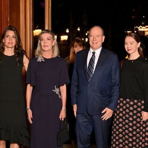 Elle y est apparue entourée de sa famille, notamment au bras de sa mère, la princesse Caroline de Monaco.

Charlotte Casiraghi, la princesse Caroline de Hanovre, le prince Albert II de Monaco, la princesse Alexandra de Hanovre lors de la cérémonie de proclamation de l'édition 2026 des Prix de la Fondation Prince Pierre à l'opéra Garnier à Monaco le 13 octobre 2026. 

© Bruno Bebert / Bestimage