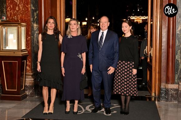 Elle y est apparue entourée de sa famille, notamment au bras de sa mère, la princesse Caroline de Monaco.

Charlotte Casiraghi, la princesse Caroline de Hanovre, le prince Albert II de Monaco, la princesse Alexandra de Hanovre lors de la cérémonie de proclamation de l'édition 2026 des Prix de la Fondation Prince Pierre à l'opéra Garnier à Monaco le 13 octobre 2026. 

© Bruno Bebert / Bestimage