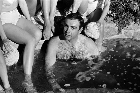 Elle garde un souvenir marquant de Sean Connery, rencontré en 1977 lors d’un tournage en Écosse, avec qui elle a partagé une soirée pleine de charme et d’humour. 

Archives – Sean Connery dans son rôle de James Bond, dans une scène du film You Only Live Twice (On ne vit que deux fois), lors du tournage aux studios Pinewood. Juillet 1966. Mirrorpix / Bestimage