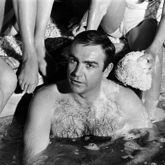 Elle garde un souvenir marquant de Sean Connery, rencontré en 1977 lors d’un tournage en Écosse, avec qui elle a partagé une soirée pleine de charme et d’humour. 

Archives – Sean Connery dans son rôle de James Bond, dans une scène du film You Only Live Twice (On ne vit que deux fois), lors du tournage aux studios Pinewood. Juillet 1966. Mirrorpix / Bestimage