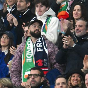 Iris Mittenaere, Jean Dujardin, Oli, Brahim Asloum - Célébrités dans les tribunes du match d'ouverture du Tournoi des six nations : France-Irlande (36-14) au Stade de France à Saint-Denis le 5 février 2026. © Lionel Urman/Bestimage