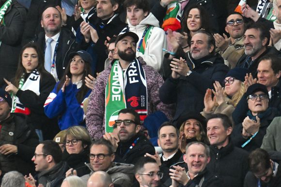 Iris Mittenaere, Jean Dujardin, Oli, Brahim Asloum - Célébrités dans les tribunes du match d'ouverture du Tournoi des six nations : France-Irlande (36-14) au Stade de France à Saint-Denis le 5 février 2026. © Lionel Urman/Bestimage