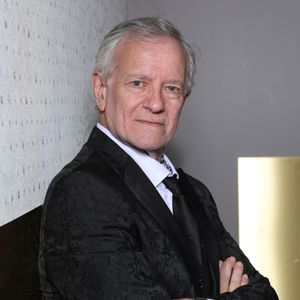 Exclusif - Francis Huster (parrain du festival et AIXcellence d'Honneur) lors d'une séance photo avant l'ouverture de la 5ème édition du Festival du Cinéma Français & Gastronomie à Aix-les-Bains, France, le 1er juin 2026. © Denis Guignebourg/Bestimage
