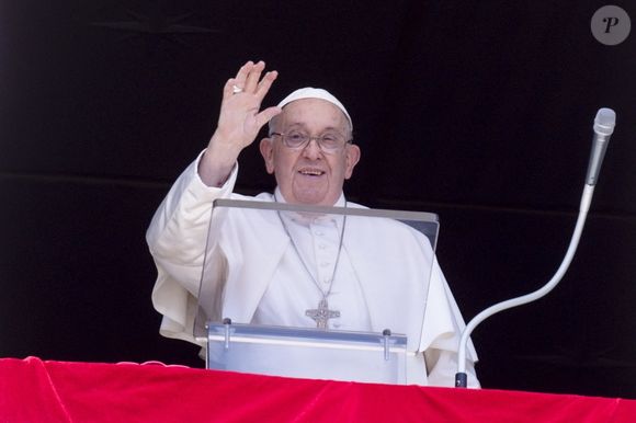 Ce qu'il a fait quand on lui a offert une voiture de luxe, reversant l'argent aux plus démunis.

Jorge Mario Bergoglio, plus connu sous son nom de règne, François, est mort ce lundi 21 avril à 88 ans. Né en 1936 à Buenos Aires en Argentine, Jorge Mario Bergoglio était le premier pape non-européen depuis le VIIIe siècle.
©Backgrid UK/ Bestimage
