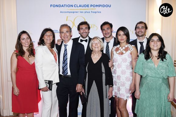 Exclusif - La famille Kretz : "L'Agence" sur TMC : Eve von Romberg, Sandrine et Olivier Kretz, Martin Kretz, Majo (la grand-mère), Valentin Kretz et sa femme Charina Sarte, Louis Kretz - Soirée de gala des 50 ans de la Fondation Claude Pompidou à l'Hôtel Marcel Dassault à Paris le 12 avril 2022.

© Rachid Bellak / LMS / Bestimage