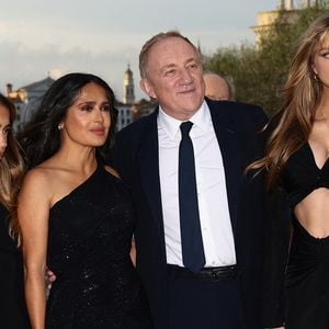 Une sortie qui confirme que le clan de l'empire Kering forme une parfaite famille recomposée.

Valentina Paloma Pinault, Salma Hayek, François-Henri Pinault et Mathilde Pinault au dîner de gala à la Fondation Giorgio Cini de la famille Pinault à Venise.

© Matteo Chinellato/IPA via ZUMA Press