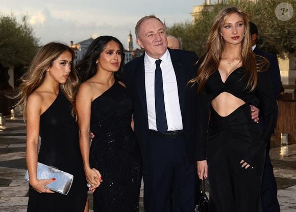 Une sortie qui confirme que le clan de l'empire Kering forme une parfaite famille recomposée.

Valentina Paloma Pinault, Salma Hayek, François-Henri Pinault et Mathilde Pinault au dîner de gala à la Fondation Giorgio Cini de la famille Pinault à Venise.

© Matteo Chinellato/IPA via ZUMA Press