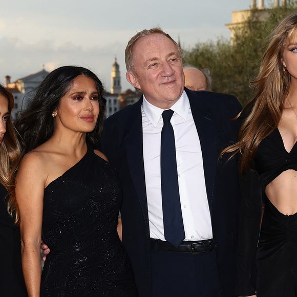 Une sortie qui confirme que le clan de l'empire Kering forme une parfaite famille recomposée.

Valentina Paloma Pinault, Salma Hayek, François-Henri Pinault et Mathilde Pinault au dîner de gala à la Fondation Giorgio Cini de la famille Pinault à Venise.

© Matteo Chinellato/IPA via ZUMA Press
