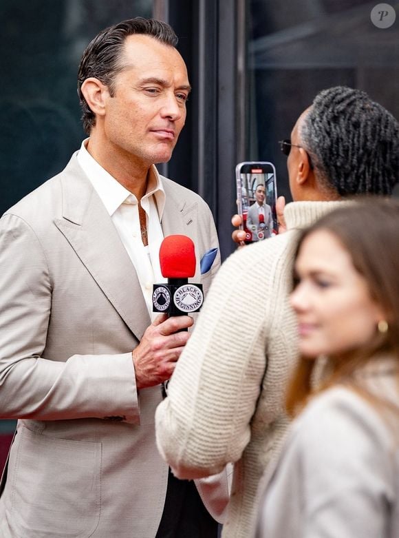 Vient de partager une vidéo Instagram

Los Angeles, CA - Jude Law, lauréat d'un BAFTA et acteur nommé aux Oscars®, Tony® et Olivier Awards, a été aperçu à la sortie de la cérémonie du Walk of Fame, où il semblait ravi de recevoir son étoile.