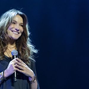 Carla Bruni - Scène du Gala de la Fondation Recherche Alzheimer placée sous le signe de l’émotion et du partage avec un concert unique sur le thème "2 générations chantent pour la 3ème" à l’Olympia à Paris le 17 mars 2025. © Olivier Borde - Bertrand Rindoff/Bestimage
